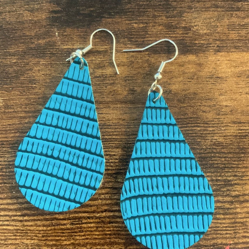 These are gator skin leather teardrop cutout earrings